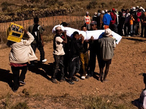 周公解梦梦见抬死人是什么意思 做梦梦到抬死人代表什么