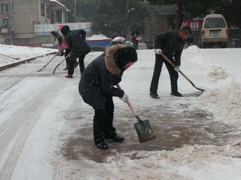 周公解梦梦见铲雪是什么意思，做梦梦见铲雪代表什么