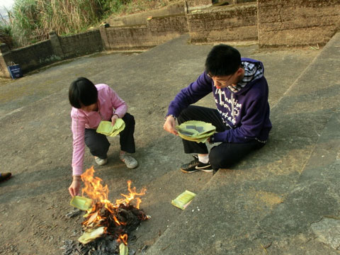 周公解梦梦见上坟烧纸是什么意思 做梦梦到坟上烧纸代表什么