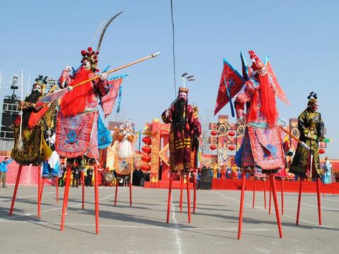 周公解梦梦见踩高跷是什么意思 做梦梦到踩高跷代表什么