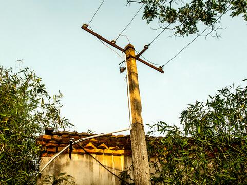 门前有电线杆怎样化解  大门对面有电线杆怎样化解