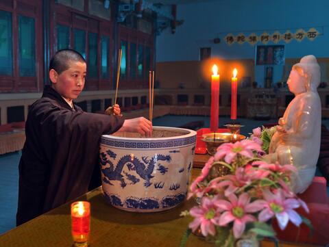 祈福保平安怎么烧香 烧香祈福注意事项